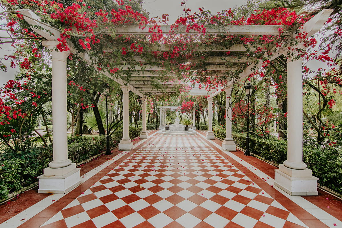 Zona exterior de Hacienda Azahares con jardines amplios y áreas verdes