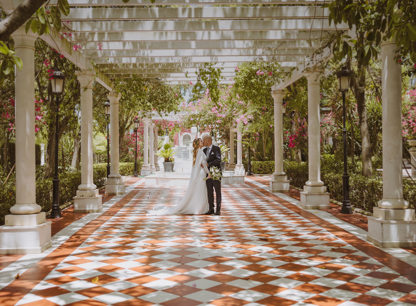 Novios celebrando su boda en los jardines de Hacienda Azahares, Aljarafe Sevillano, Sevilla