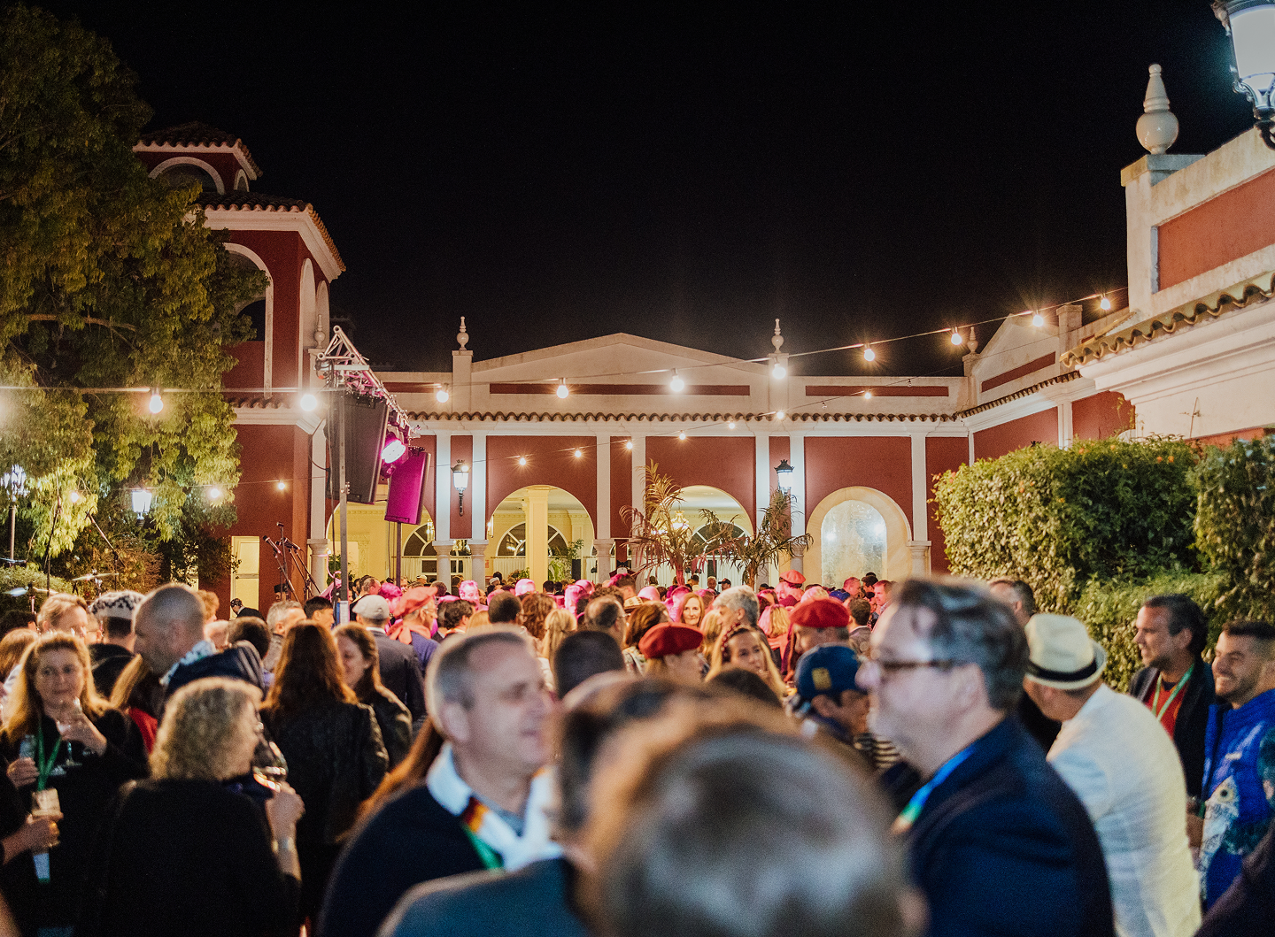 Cóctel de bienvenida preparado con mesas altas en los jardines
