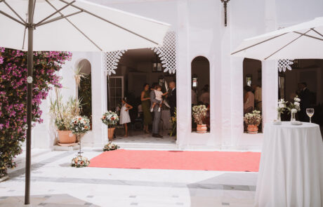 Zona exterior de Hacienda Azahares con jardines amplios y áreas verdes