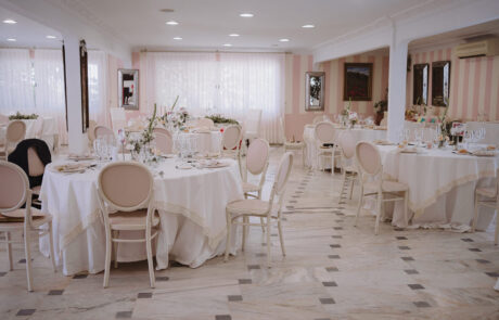 Salón de banquete elegantemente decorado en Hacienda Azahares, Sevilla
