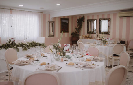Salón de banquete elegantemente decorado en Hacienda Azahares, Sevilla