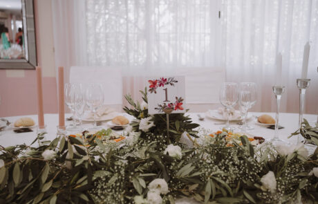 Salón de banquete elegantemente decorado en Hacienda Azahares, Sevilla