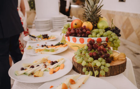 Aperitivos gourmet en mesa de cóctel para celebración de boda