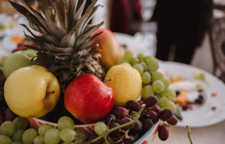Aperitivos gourmet en mesa de cóctel para celebración de boda