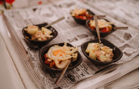 Aperitivos gourmet en mesa de cóctel para celebración de boda
