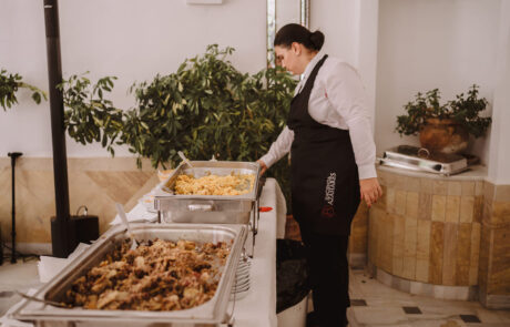 Detalle de mesa de cóctel lista para invitados en boda o evento corporativo