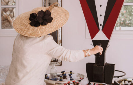 Detalle de mesa de cóctel lista para invitados en boda o evento corporativo