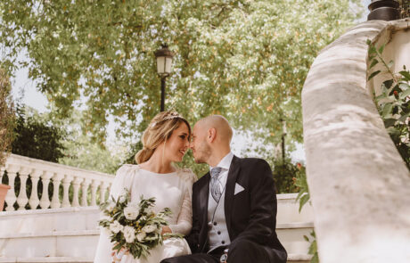 Sesión fotográfica de los novios en los jardines de Hacienda Azahares, Sevilla