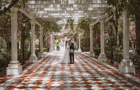 Sesión fotográfica de los novios en los jardines de Hacienda Azahares, Sevilla