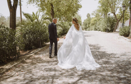 Sesión fotográfica de los novios en los jardines de Hacienda Azahares, Sevilla