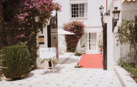 Zona exterior de Hacienda Azahares con jardines amplios y áreas verdes