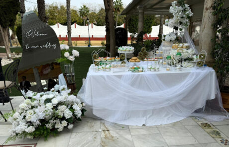 Aperitivos servidos al estilo buffet en los jardines de Hacienda Azahares