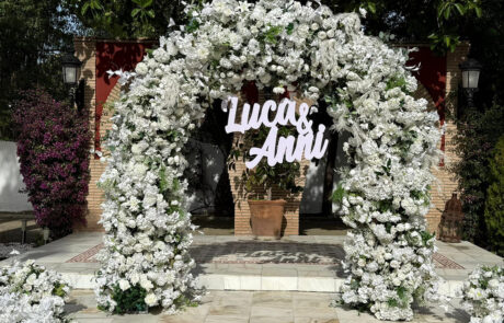 Sesión fotográfica de los novios en los jardines de Hacienda Azahares, Sevilla