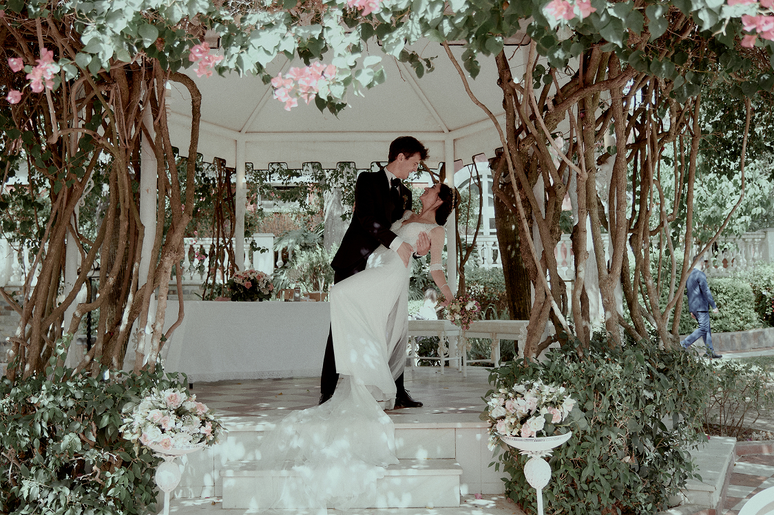 Sesión fotográfica de los novios en los jardines de Hacienda Azahares, Sevilla