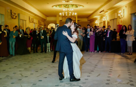 Primer baile de los novios durante la celebración de boda en Hacienda Azahares