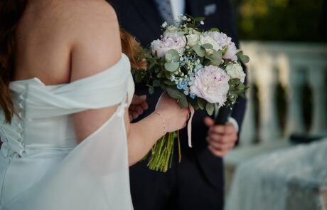 Novios celebrando su boda en los jardines de Hacienda Azahares, Aljarafe Sevillano, Sevilla