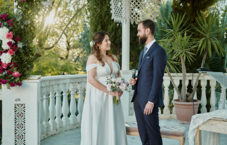 Novios celebrando su boda en los jardines de Hacienda Azahares, Aljarafe Sevillano, Sevilla