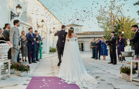 Sesión fotográfica de los novios en los jardines de Hacienda Azahares, Sevilla