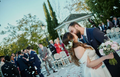 Sesión fotográfica de los novios en los jardines de Hacienda Azahares, Sevilla