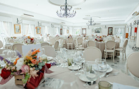 Salón de banquete elegantemente decorado en Hacienda Azahares, Sevilla