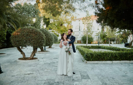 Sesión fotográfica de los novios en los jardines de Hacienda Azahares, Sevilla
