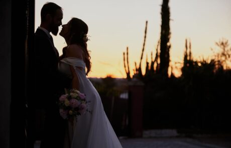 Sesión fotográfica de los novios en los jardines de Hacienda Azahares, Sevilla