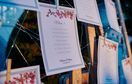 Seating plan de boda con asignación de mesas para invitados en Hacienda Azahares, Aljarafe Sevillano, Sevilla