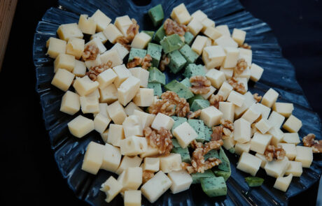 Bandeja de aperitivos gourmet servida durante cóctel de boda