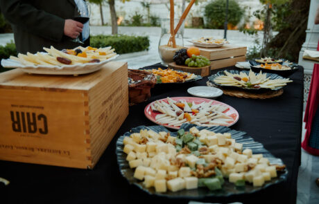 Bandeja de aperitivos gourmet servida durante cóctel de boda