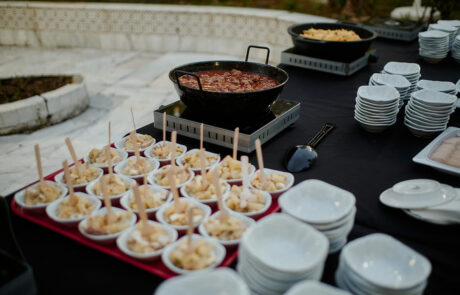 Bandeja de aperitivos gourmet servida durante cóctel de boda