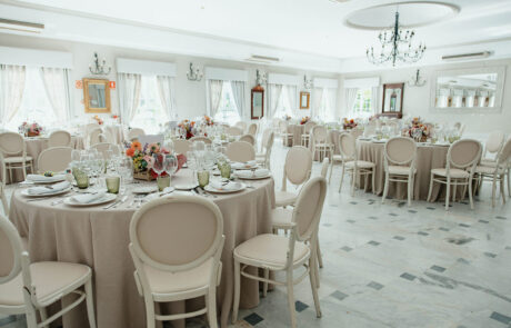 Salón de banquete elegantemente decorado en Hacienda Azahares, Sevilla