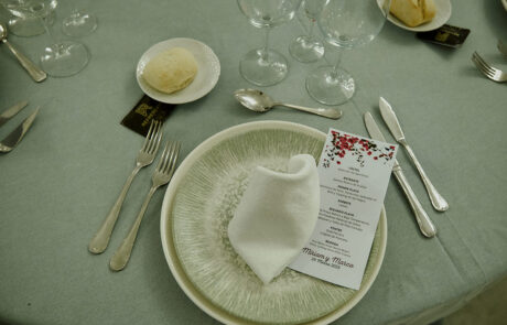 Decoración de mesas para boda en un salón luminoso de Hacienda Azahares.