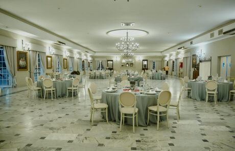 Montaje de banquete de boda en el salón principal de Hacienda Azahares.