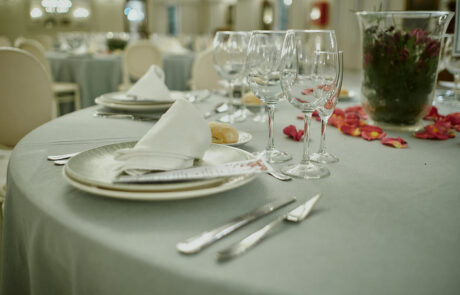 Montaje de banquete de boda en el salón principal de Hacienda Azahares.