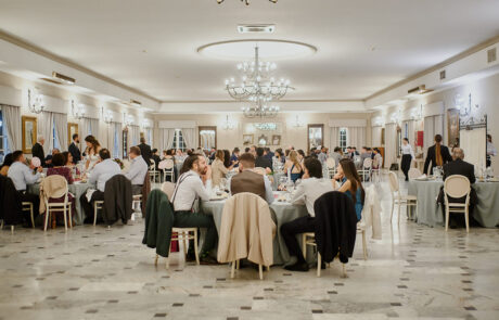 Montaje de banquete de boda en el salón principal de Hacienda Azahares.