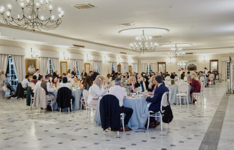 Montaje de banquete de boda en el salón principal de Hacienda Azahares.