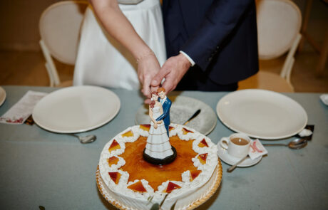 Montaje de banquete de boda en el salón principal de Hacienda Azahares.