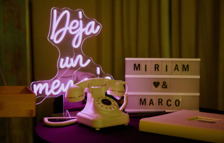 Montaje de banquete de boda en el salón principal de Hacienda Azahares.