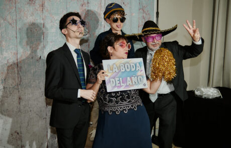Montaje de banquete de boda en el salón principal de Hacienda Azahares.