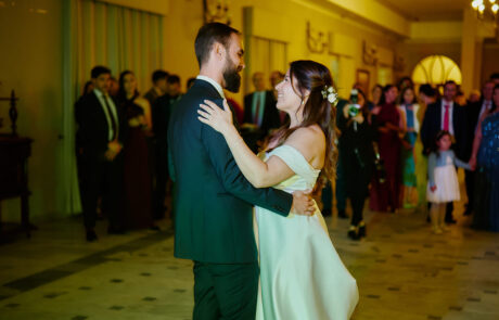 Primer baile de los novios rodeados de invitados en Hacienda Azahares.