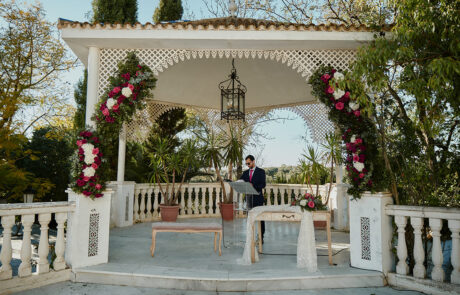 Zona exterior de Hacienda Azahares con jardines amplios y áreas verdes