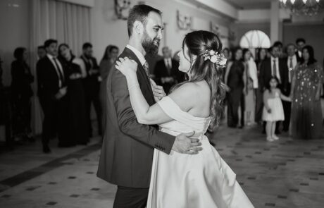 Primer baile de los novios rodeados de invitados en Hacienda Azahares.