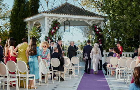 Novios celebrando su boda en los jardines de Hacienda Azahares, Aljarafe Sevillano, Sevilla