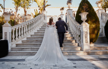 Novios celebrando su boda en los jardines de Hacienda Azahares, Aljarafe Sevillano, Sevilla