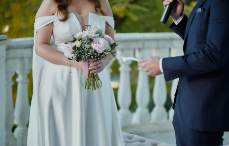 Novios celebrando su boda en los jardines de Hacienda Azahares, Aljarafe Sevillano, Sevilla
