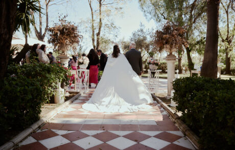 Novios celebrando su boda en los jardines de una hacienda de eventos en Sevilla