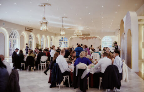 Salón de boda preparado para banquete en Hacienda Azahares, Sevilla