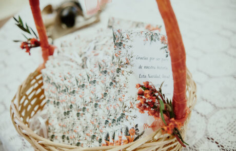 Detalles de vajilla, mantelería y cristalería en salón de banquete de Hacienda Azahares