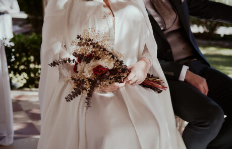 Novios celebrando su boda en los jardines de una hacienda de eventos en Sevilla